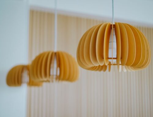 Moderne skandinavische Pendelleuchten in einem hellen, stilvollen Wohnzimmer mit natürlichem Licht