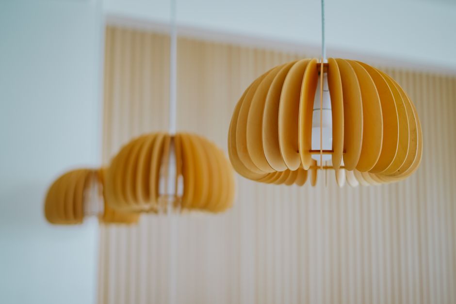Moderne skandinavische Pendelleuchten in einem hellen, stilvollen Wohnzimmer mit natürlichem Licht